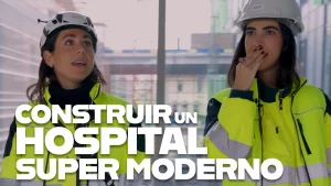 Clau y Giulia con cascos blancos y chaquetas de alta visibilidad en la obra del Hospital Policlínico de Milán