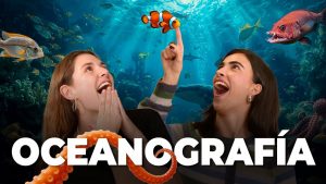 Clau y Laura en la miniatura del podcast sobre la Carrera de Oceanografía, rodeadas de un entorno submarino fantástico.