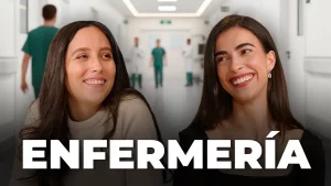 Clau y Lara sonriendo en la miniatura del episodio sobre enfermería de quirófano, con un fondo de hospital difuminado